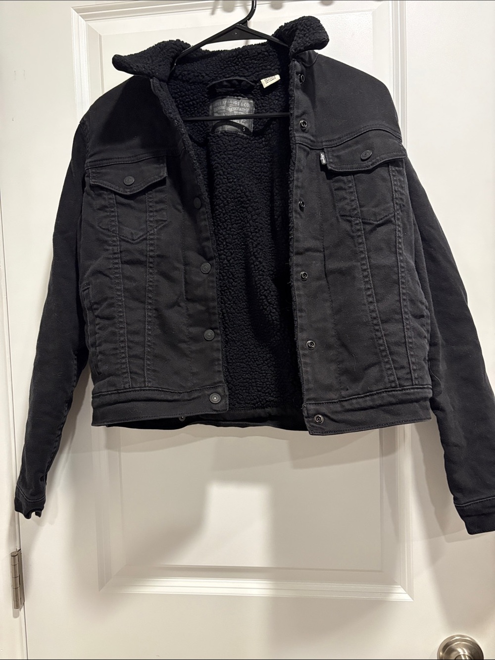 Levi’s Cropped Black Sherpa-Lined Women's Jacket